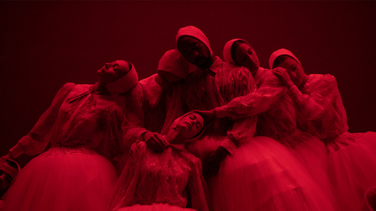 Vijf dansers uit Bartók/ Beethoven/ Schönberg van Anne Teresa De Keersmaeker vormen samen een expressieve compositie, badend in intens rood licht.