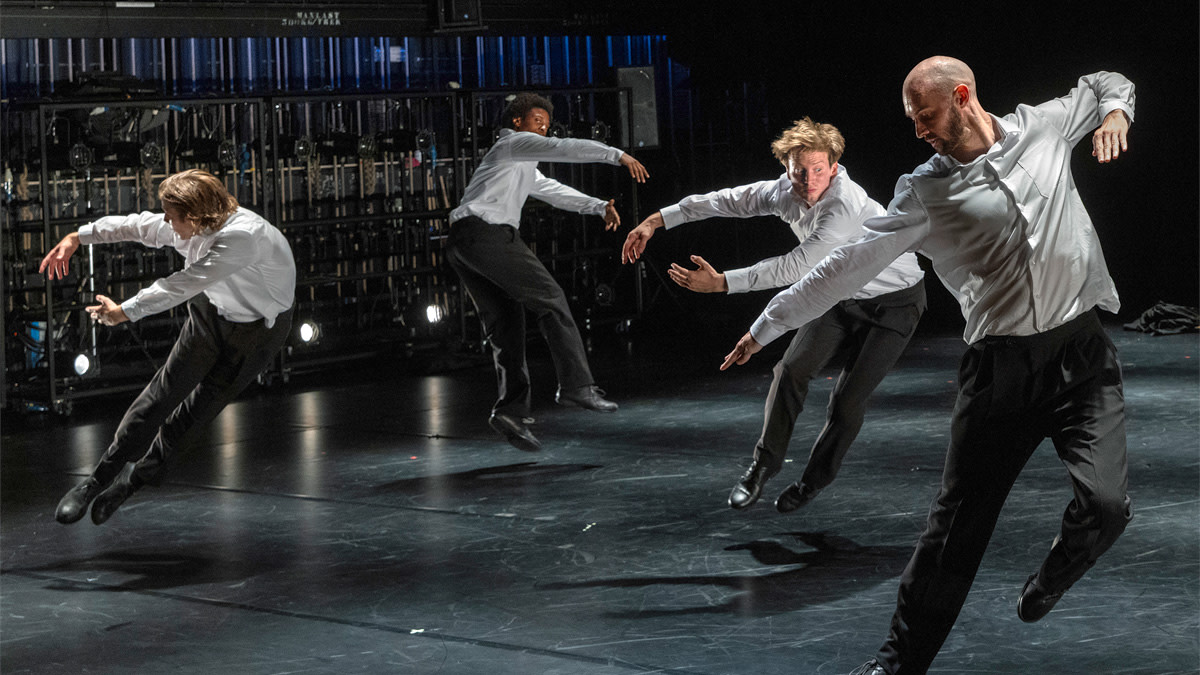 Vijf dansers uit Bartók/ Beethoven/ Schönberg van Anne Teresa De Keersmaeker vormen samen een expressieve compositie, badend in intens rood licht.
