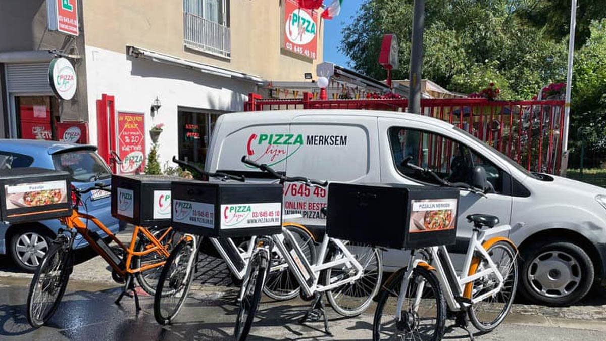 The typical delivery mopeds are parked just in front of the Pizzalijn Merksem restaurant.