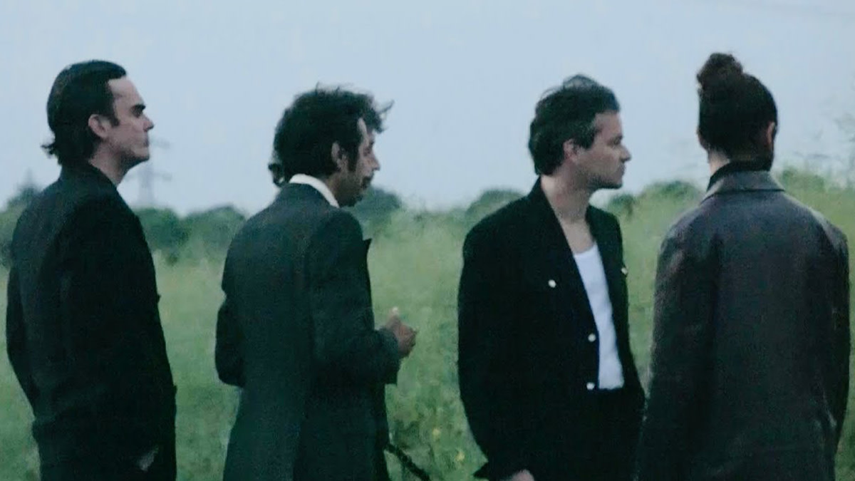 De bandleden van Feu! Chatterton in openlucht in de videoclip bij hun nummer 'Mille vagues'.