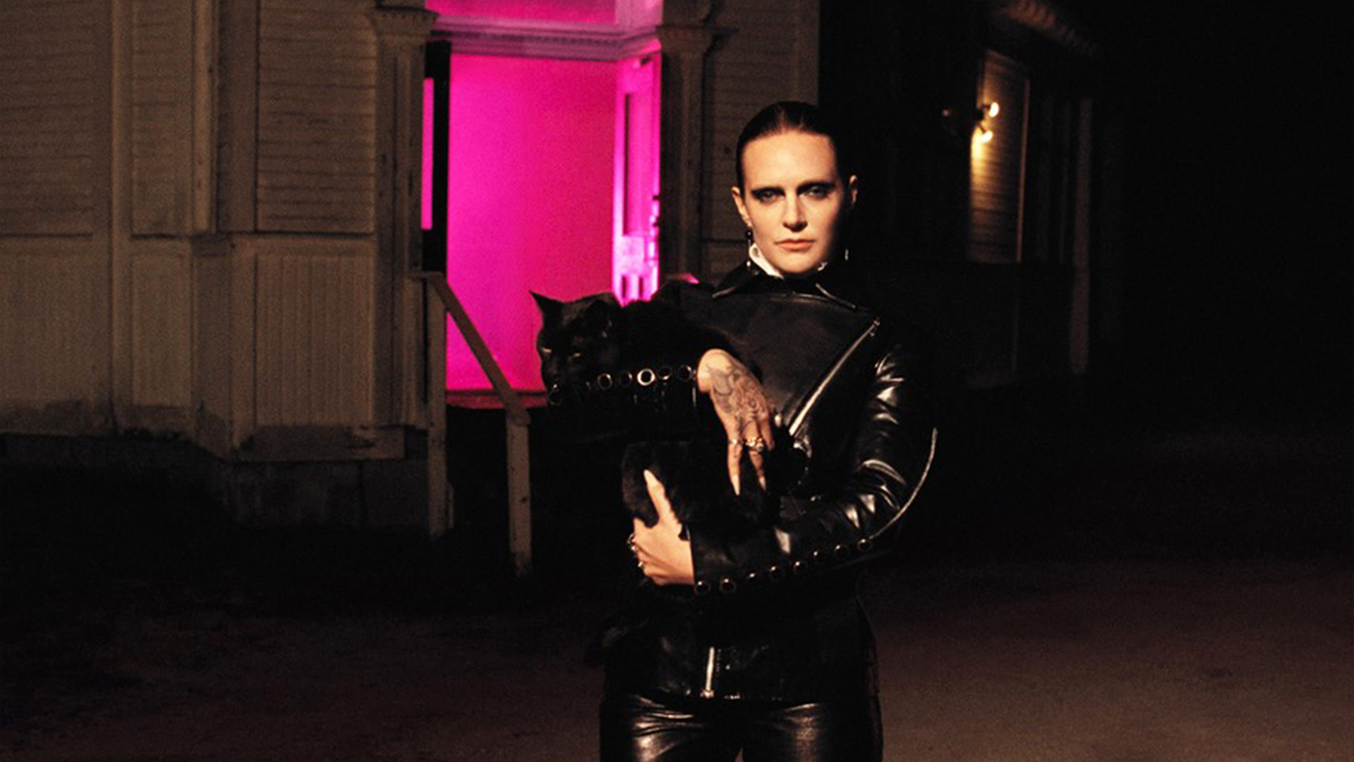 Tove Lo in zwarte leren outfit met een zwarte kat in de muziekvideo van ‘DNH’, voorafgaand aan haar concert in Vorst Nationaal.