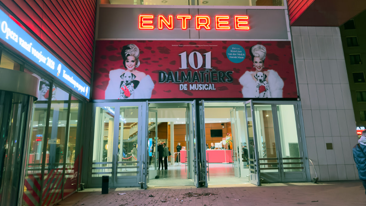 Boven de ingang van het Luxor theater hangt een grote spandoek met daarop het beeld van Cruella Devil.