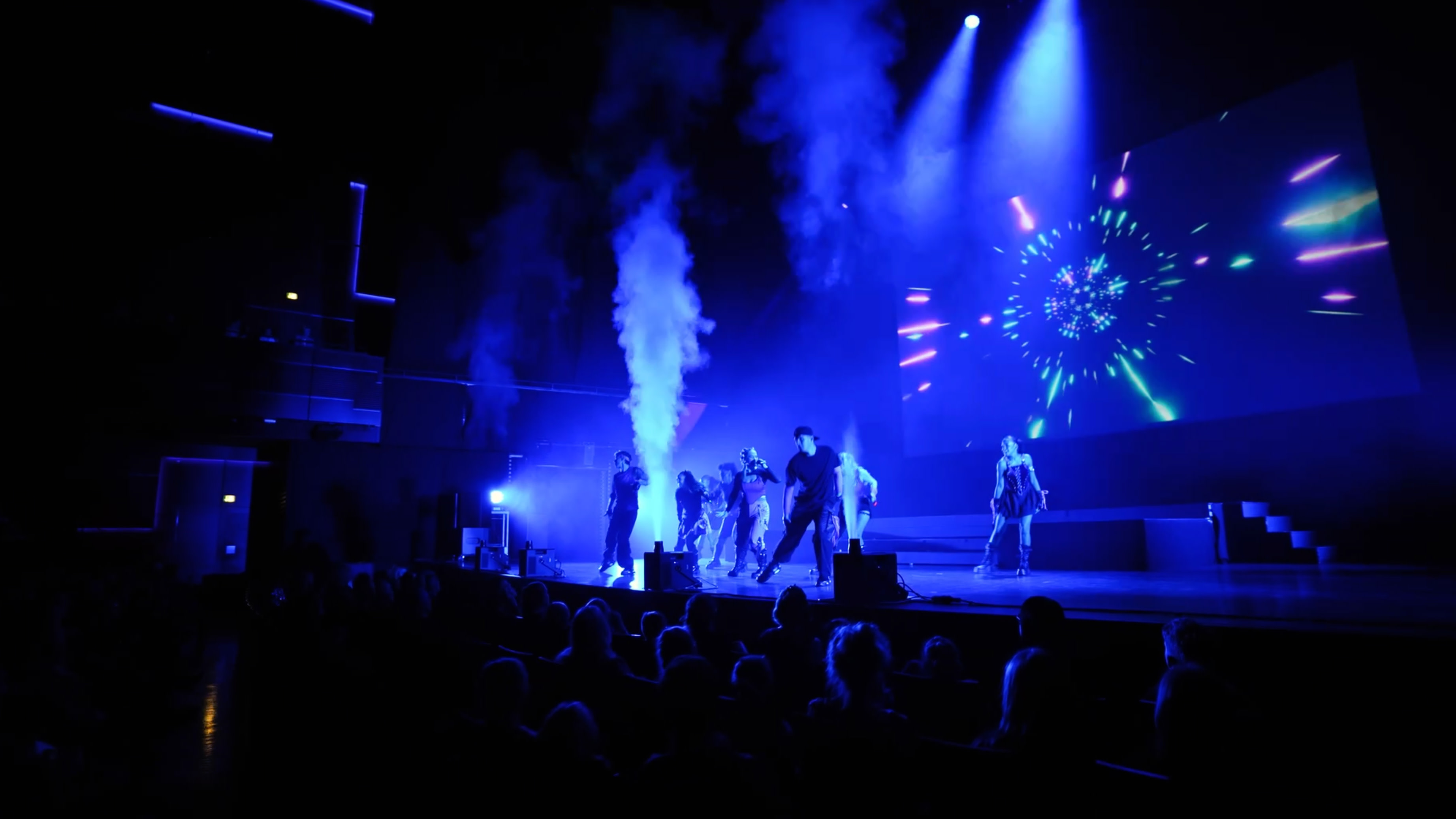 Een achttal zangers en dansers brengn op een blauw verlicht podium een spectaculaire show.