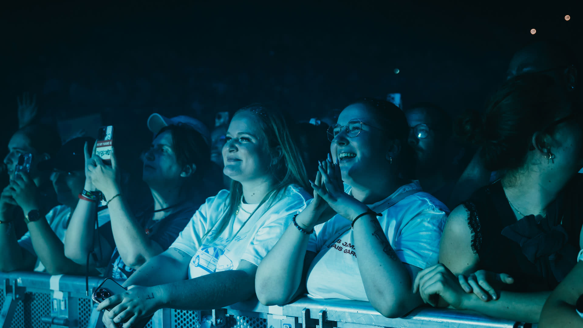 Het publiek op de eerste rij geniet met volle teugen van het concert.