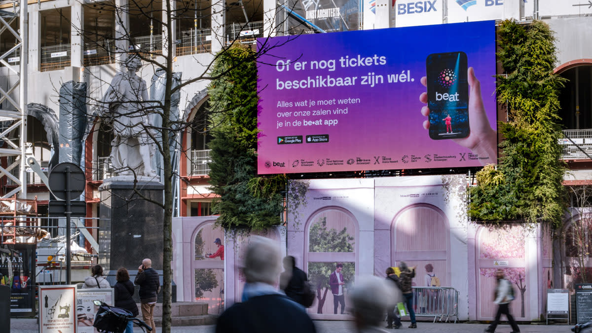 Groot led-scherm waarop promotie wordt gevoerd voor de be•at App.