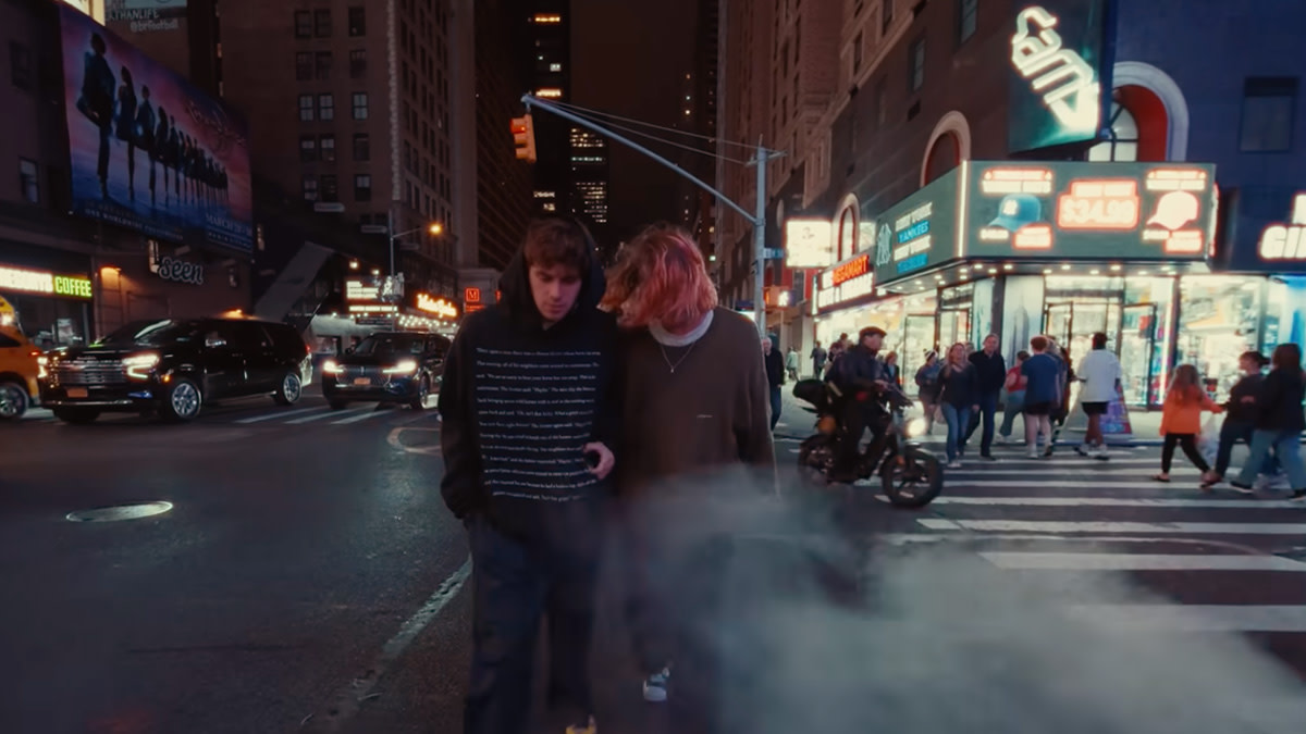 Royel Maddell en Otis Pavlovic van Royel Otis lopen door het drukke New York in de video bij het nummer 'Car'.