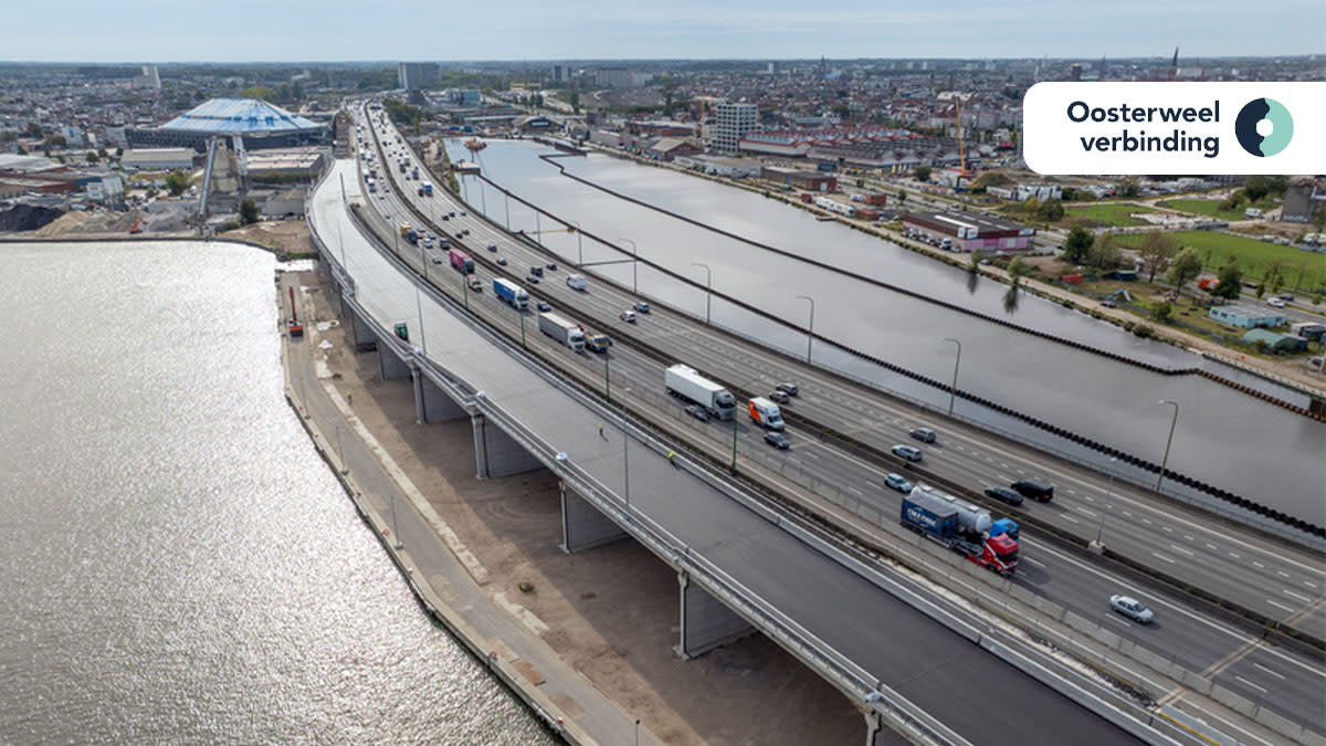 Op deze luchtfoto is een deel van de Antwerpse Ring én de Bypass te zien. In de verte is het blauwe dak van de AFAS Dome te zien.