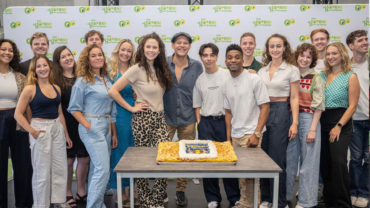 Op 26 augustus trapte de cast van 'Shrek De Musical' hun repetities af met een feestelijke taartsessie, een vaste traditie bij Van Hoorne Studios. 