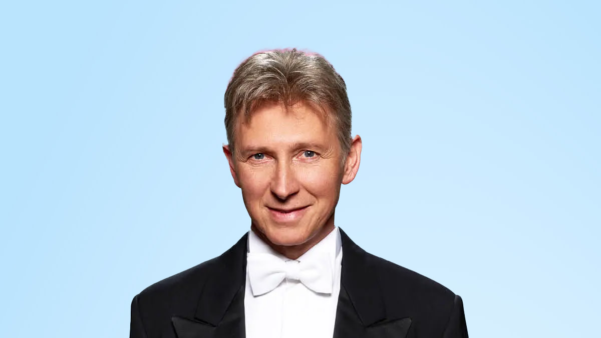 Helmut Lotti strak in pak op een hemels blauwe achtergrond wordt dit jaar gevierd door Radio 2.