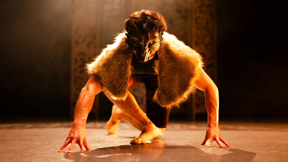 Op het podium sluipt één van de dansers uit Twillight to Your Eternity met een masker richting de camera.