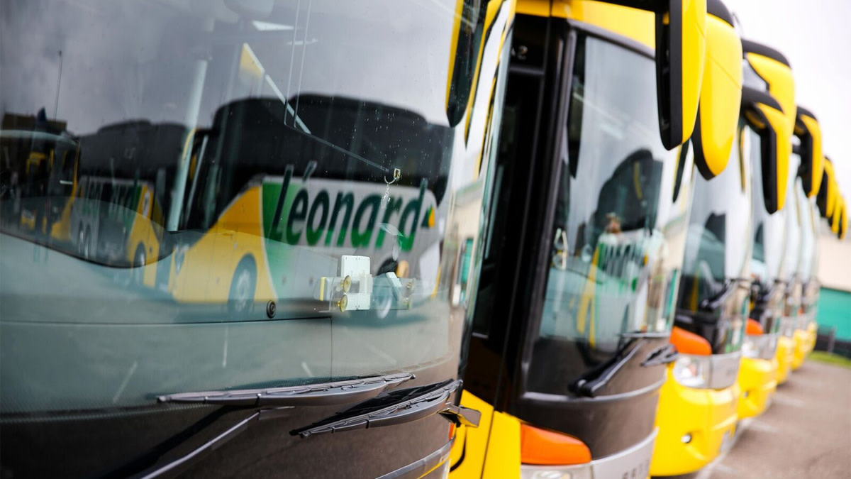 Voyage Léonard's buses parked at a concert hall.
