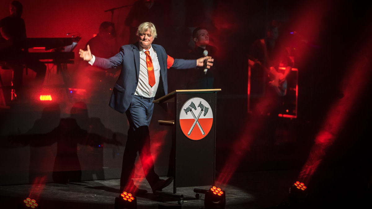 Beeld uit de show van Pink Floyd Project met de herkenbare 'hamers' van Pink Floyd. 