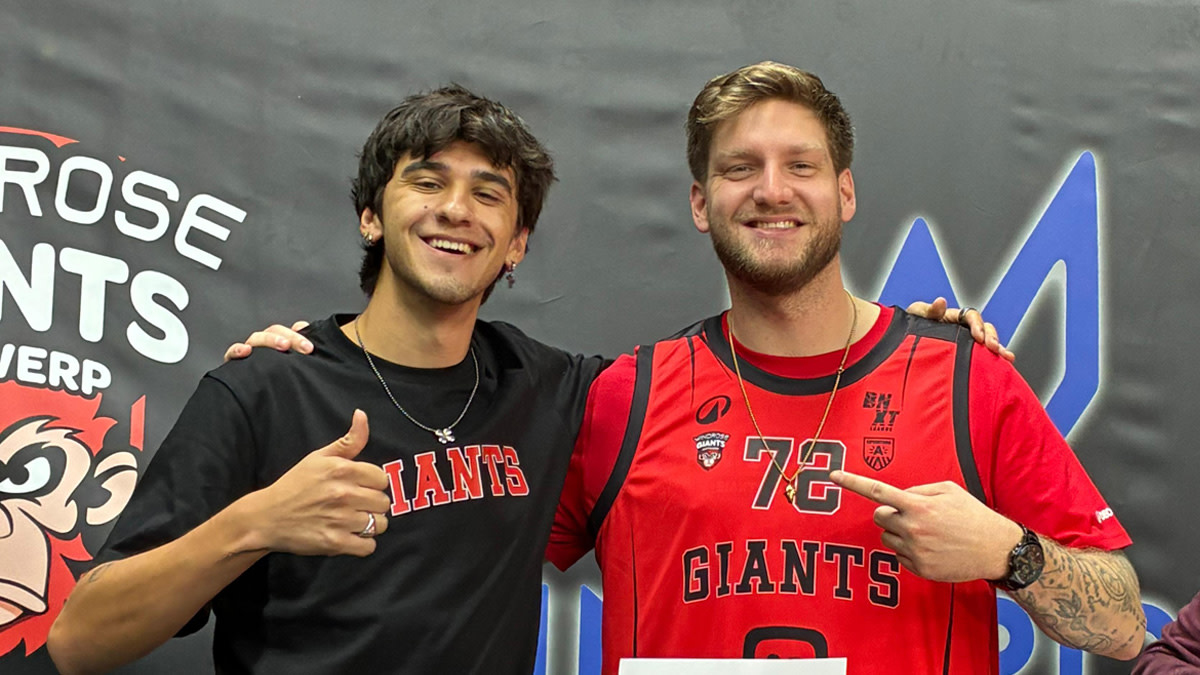 DJ Oski en Jarno Boone schouder aan schouder tijdens een wedstrijd van Windrose Giants Antwerp.