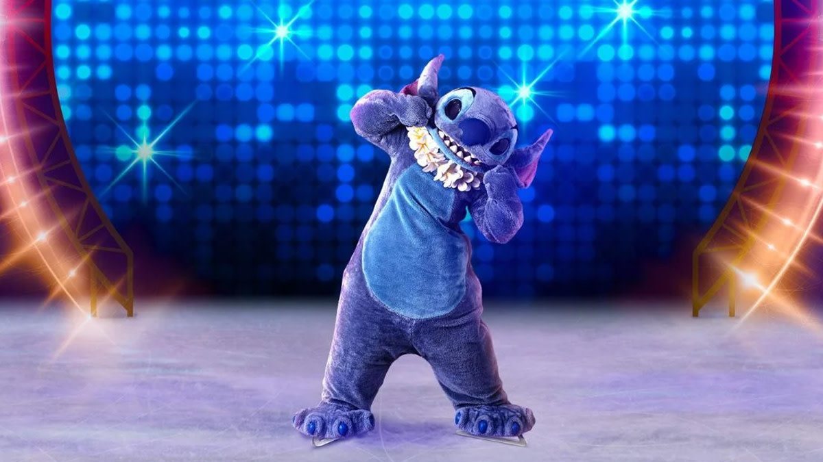 Stitch staat op schaatsen op het ijs klaar om de show te stelen tijdens Disney on Ice.