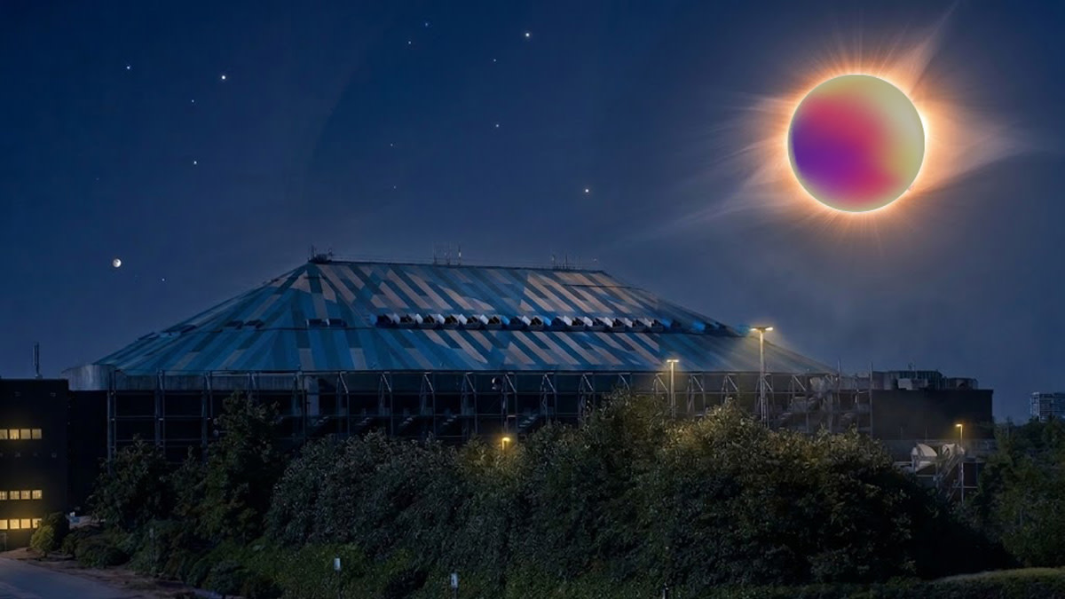 De AFAS Dome met het typische blauwe dak tijdens een zonsverduistering.