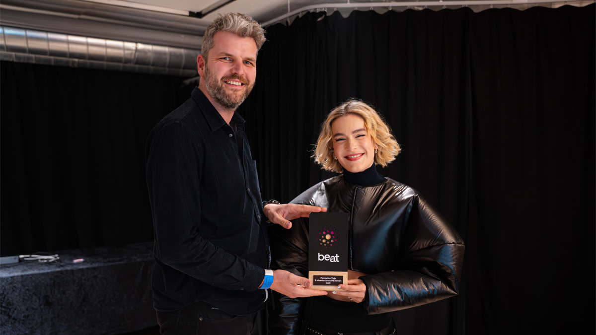 Thijs Van Best - venue director van de AFAS Dome - overhandigt de be•at Award aan Pommelien Thijs.