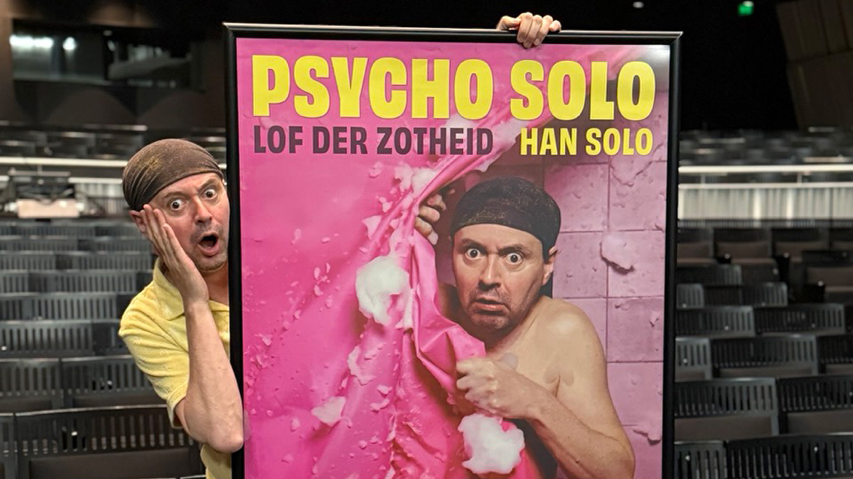 Han 'Solo' Coucke toont de poster van zijn nieuwe tour 'Psycho Solo'.