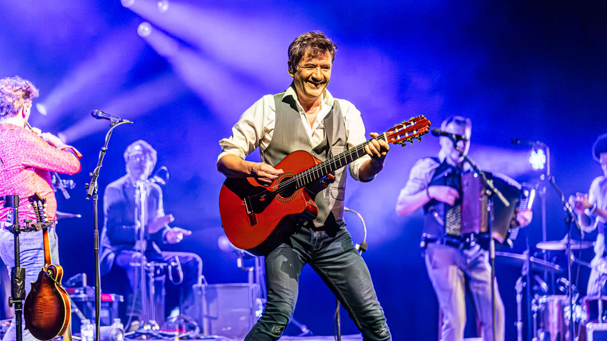 Bart Peeters voegt drie concert toe aan zijn Deluxe concertreeks in de Lotto Arena.