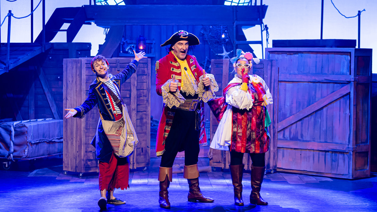 De drie hoofdrolspelers van de nieuwe Piet Piraat-show in het decor van de voorstelling.