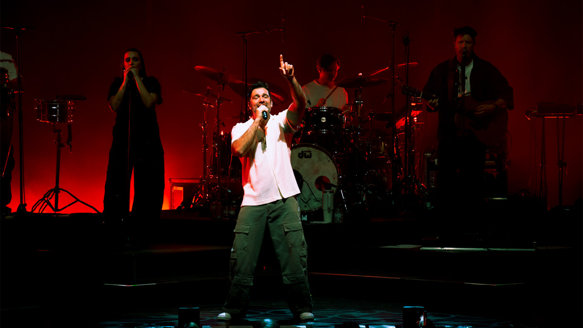 Metejoor met kaki broek en wit t-shirt tijdens een concert op het podium in Stadsschouwburg Antwerpen.