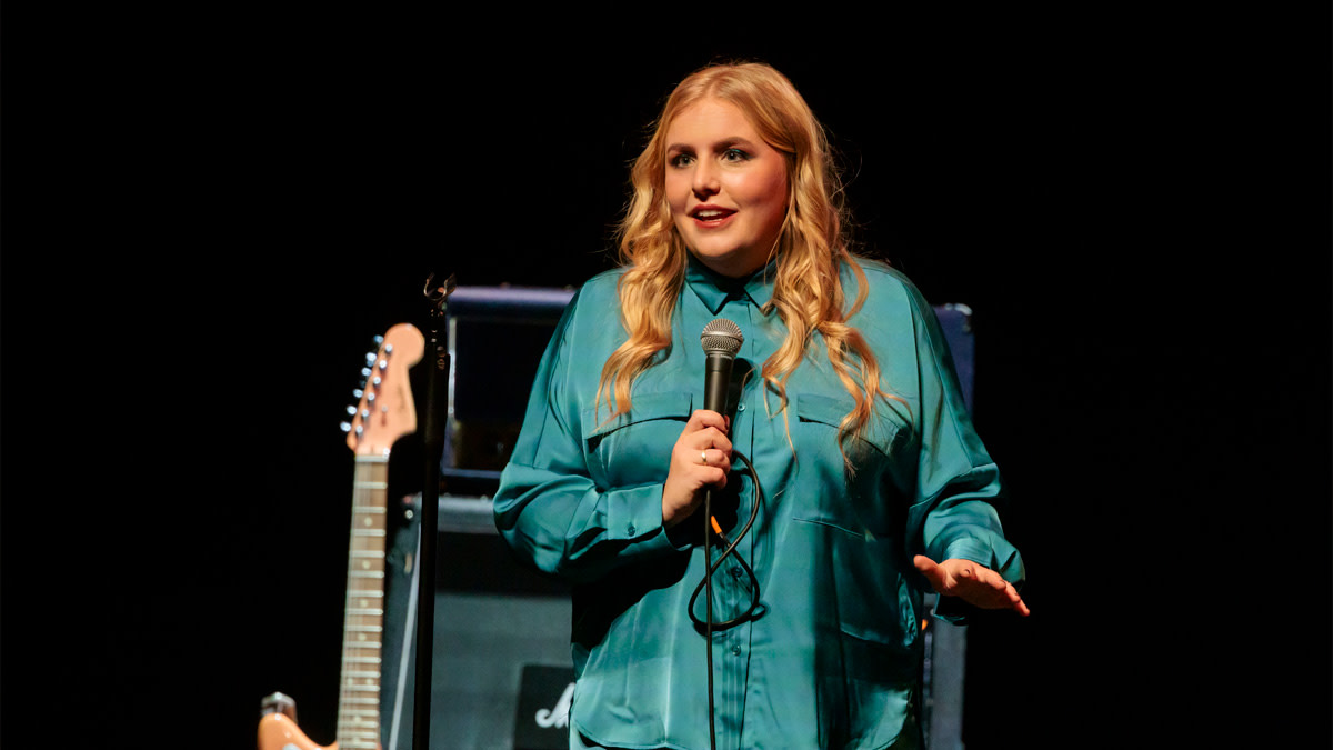 Stand-up comedian Amelie Albrecht op het podium tijdens haar voorstelling 'Goe Genoeg'.