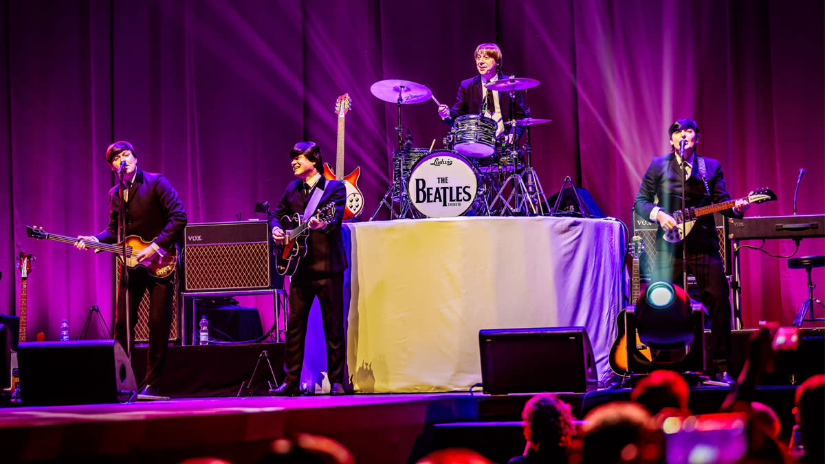 Op de foto staan de vier bandleden van The Beatles Revival in die typische outfits van The Beatles uit de jaren zestig.
