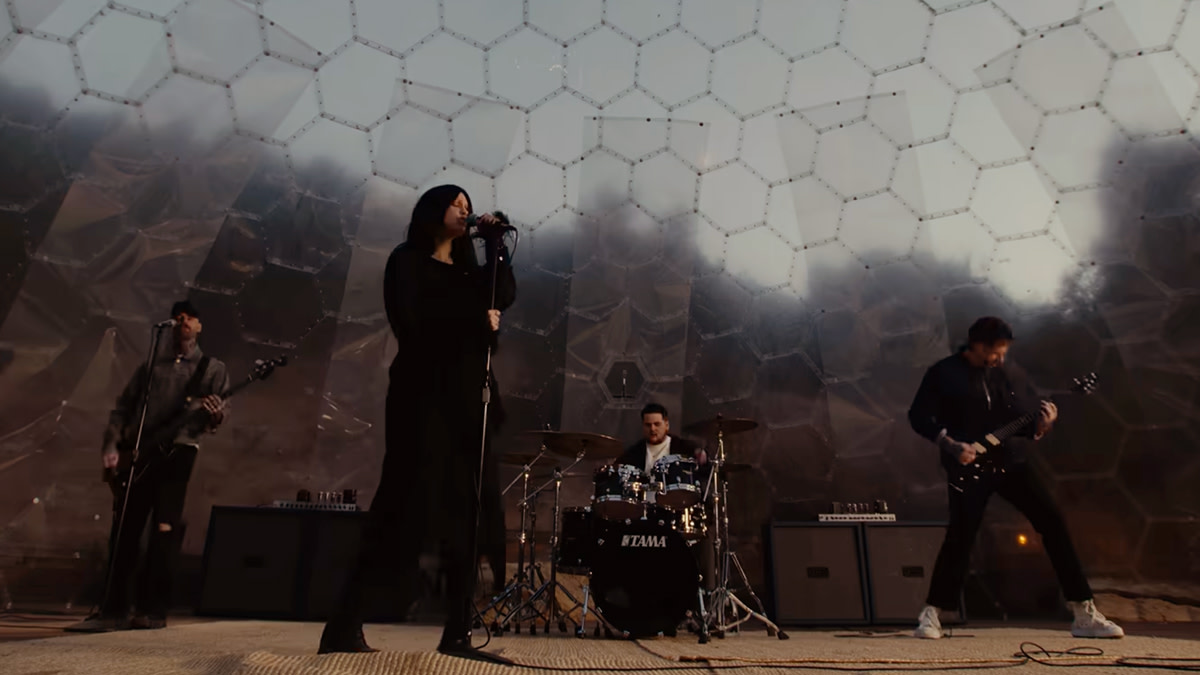 Een still van de band Spiritbox uit de muziekvideo bij 'Mourning'.