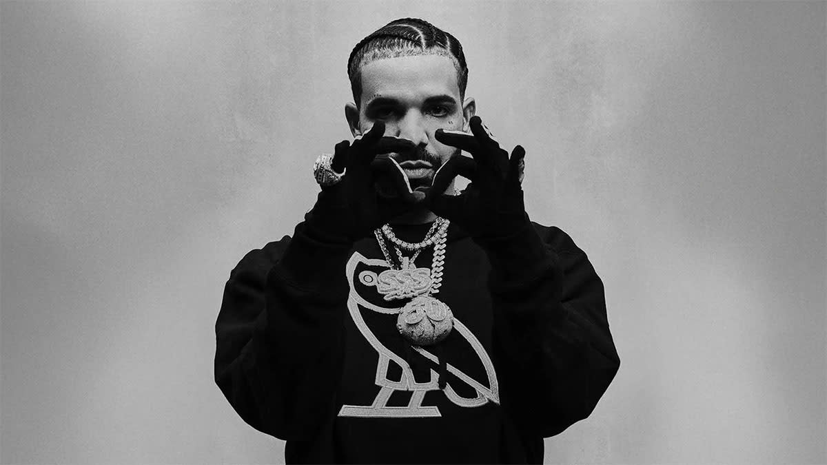 Drake poseert in een volledig zwarte outfit voor het artwork van zijn nieuwe Europese tournee.