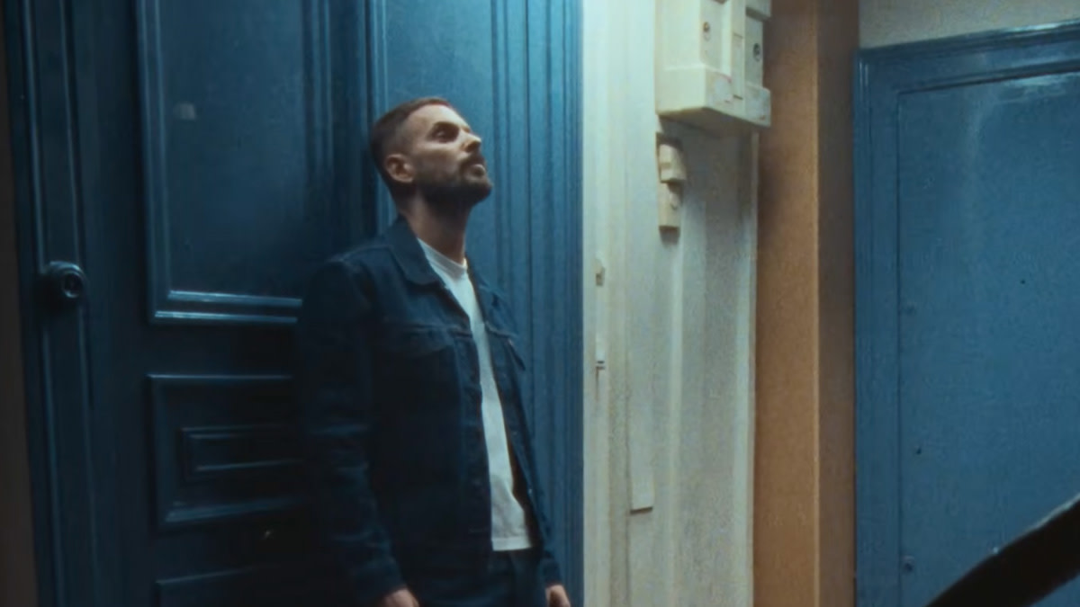 Matt Pokora in de muziekvideo bij de single'Quand même''