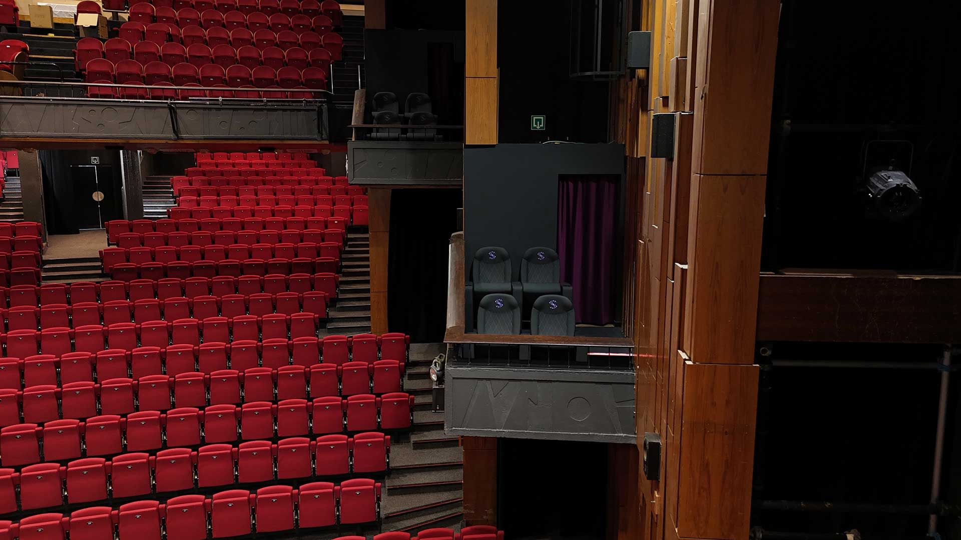 Loge exclusive surplombant la salle de théâtre rouge du Stadsschouwburg Antwerpen, dans le cadre de la Royal Theatre Experience