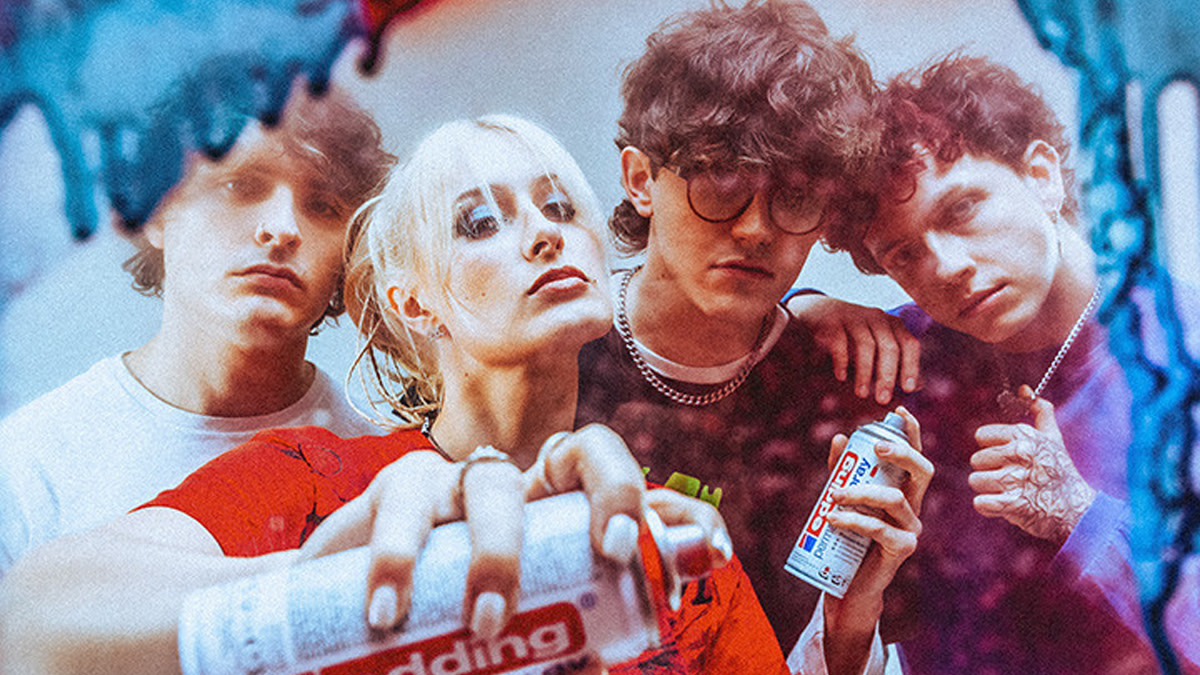 De vier bandleden van South Arcade met in de hand verfspuitbussen klaar om graffiti te maken.