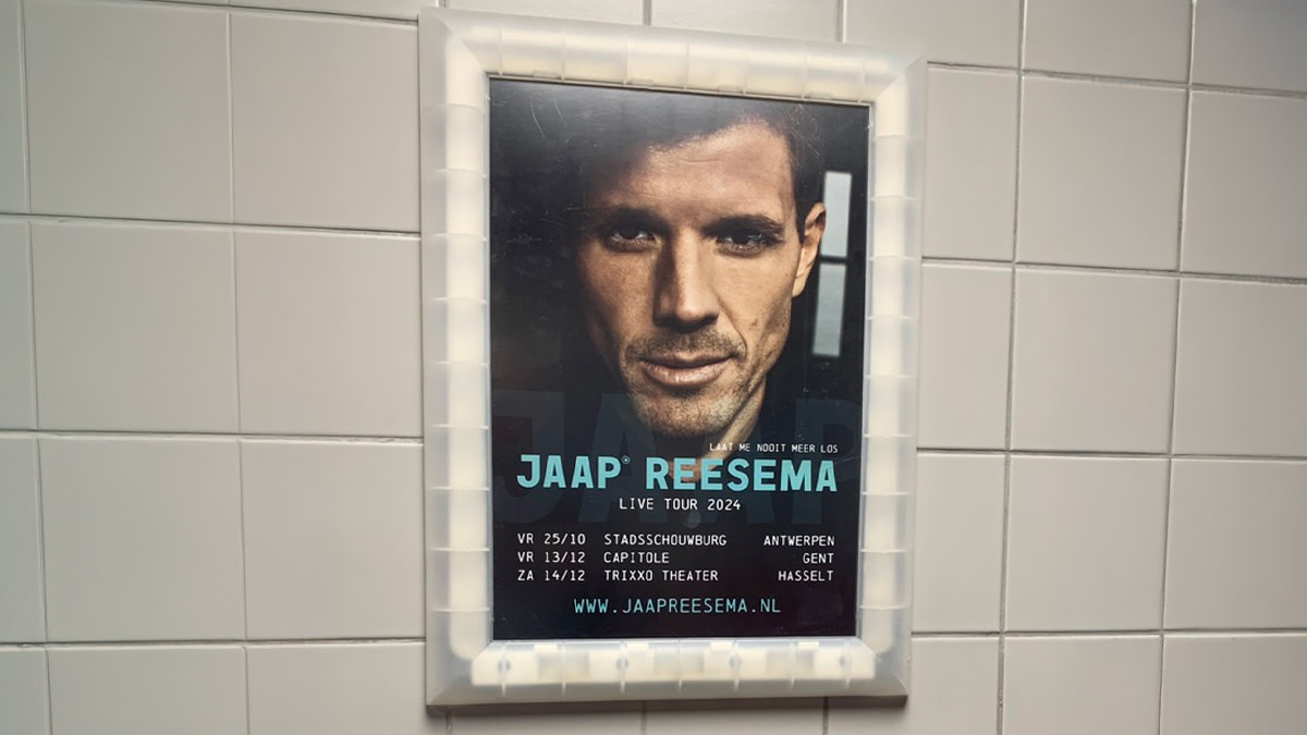 Beeld van een poster in de publieke toiletten van Stadsschouwburg Antwerpen.