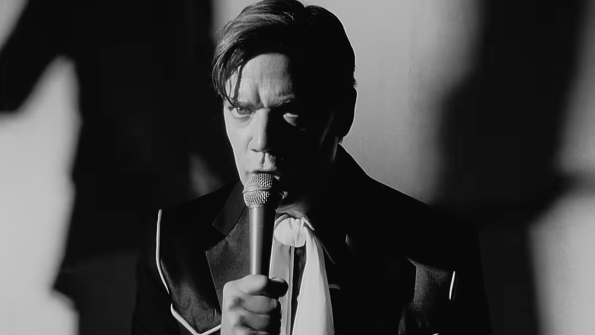 Pelle Almqvist, frontman van The Hives, heeft een microfoon vast waarmee hij in de videoclip bij 'Legalize Live' oproept voor een beetje meer vrijheid in het leven.