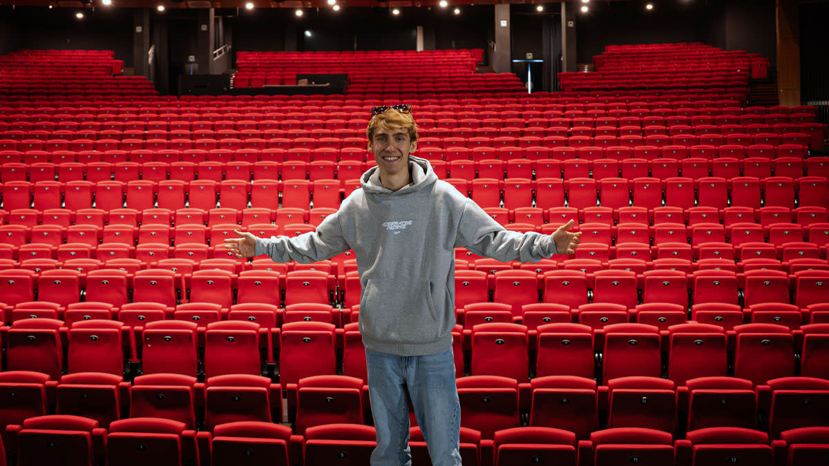 Job aka Dutchtuber op het podium in een verder leeg Stadschouwburg Antwerpen.