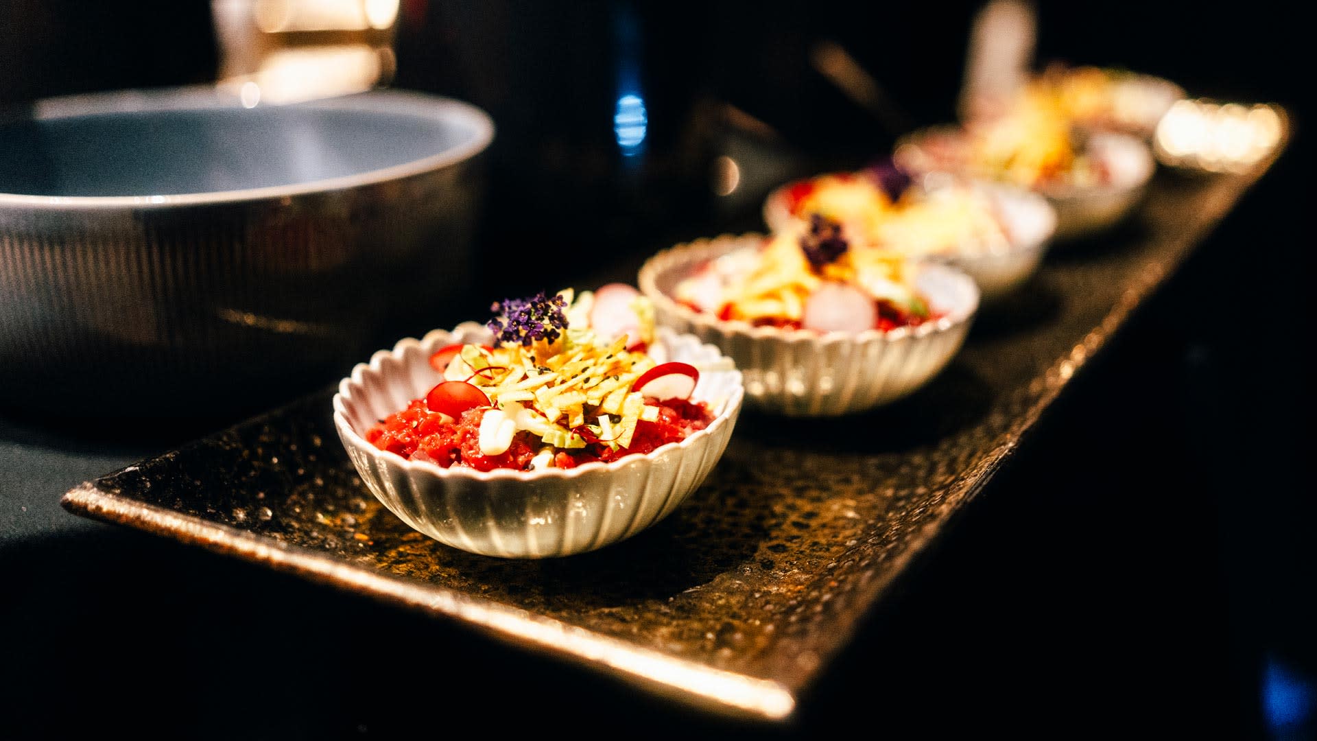 Fijne gerechten in elegante kommetjes, stijlvol gepresenteerd als onderdeel van een exclusieve VIP-catering