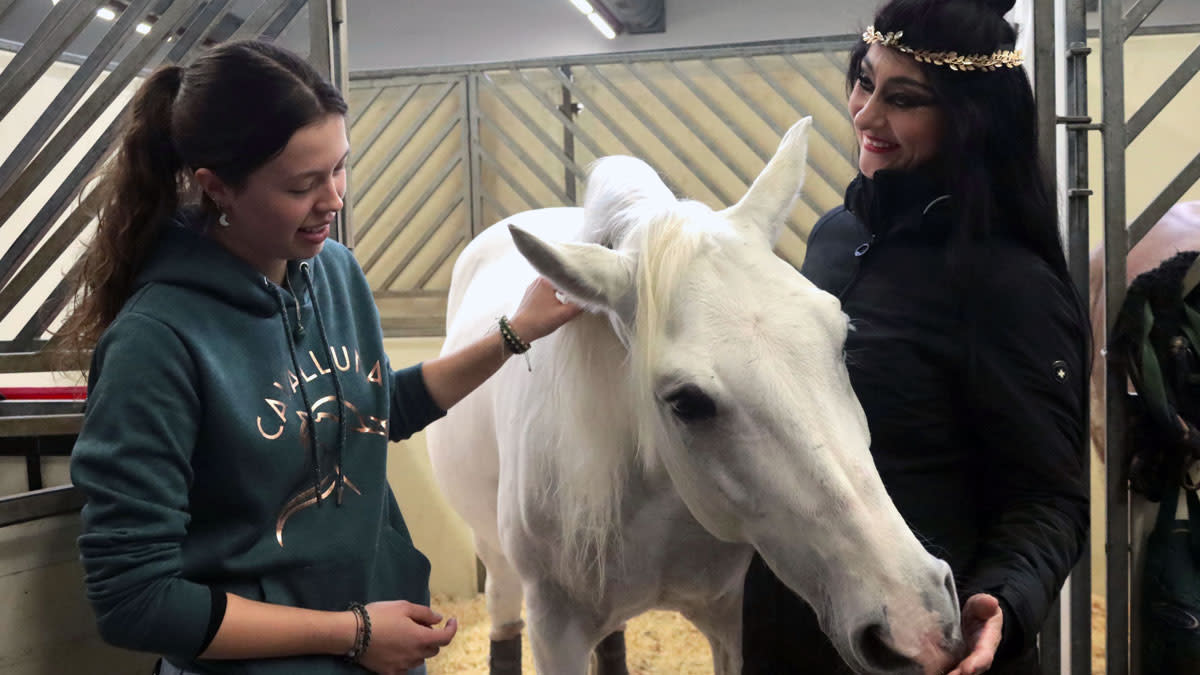 De beloftevolle Belgische paardenatlete Mila Braeckman woonde onlangs de Cavalluna show ‘Land of A Thousand Dreams’ bij.