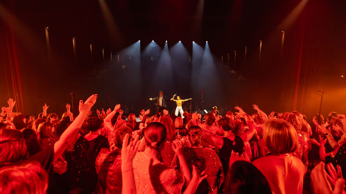 Op de foto zie je een uitbundig publiek in Stadsschouwburg Antwerpen. Op het podium speelt Natalia een topconcert.
