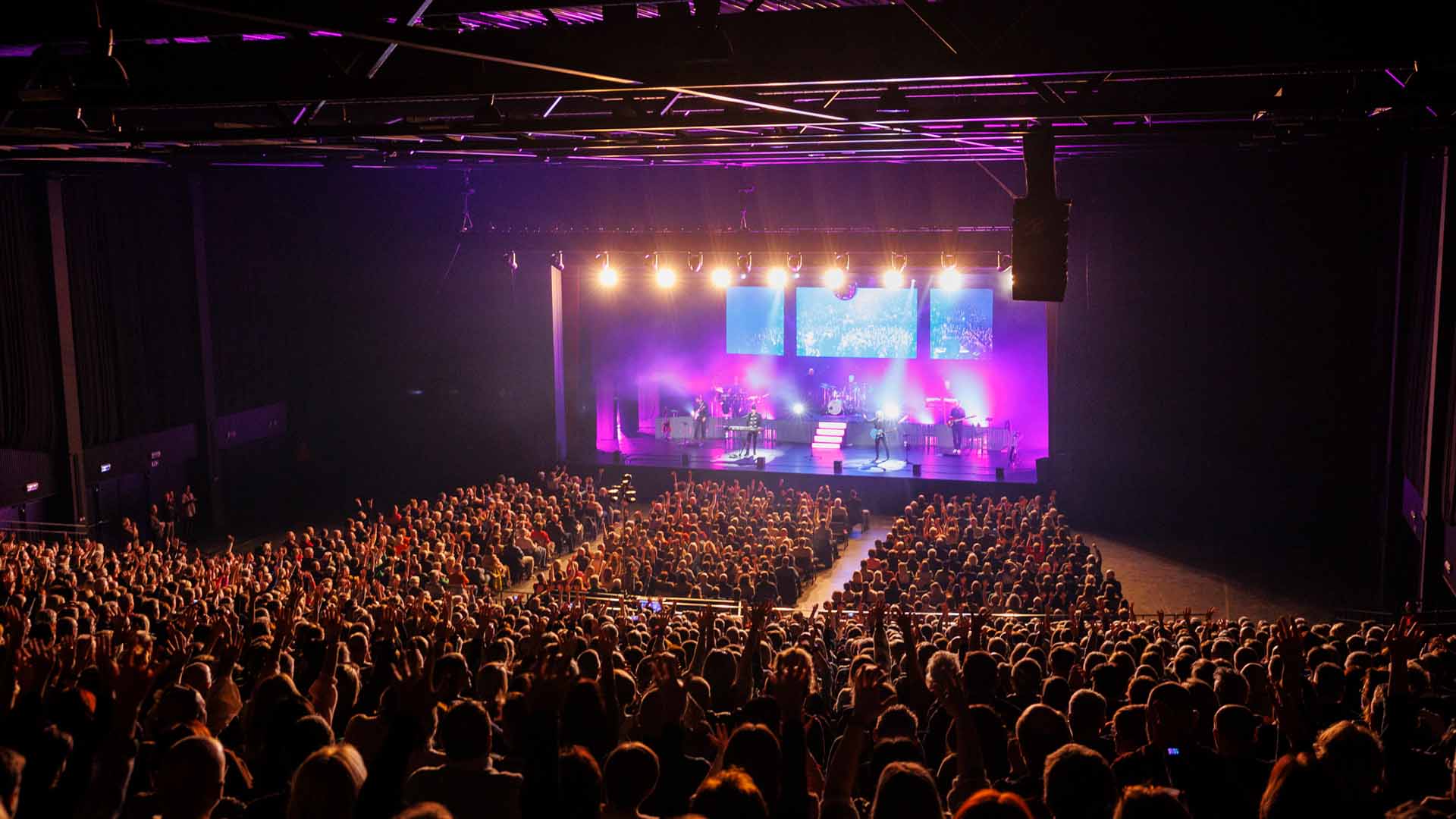 Les Tree Gees se produisent devant une salle comble au Trixxo Theater de Hasselt.