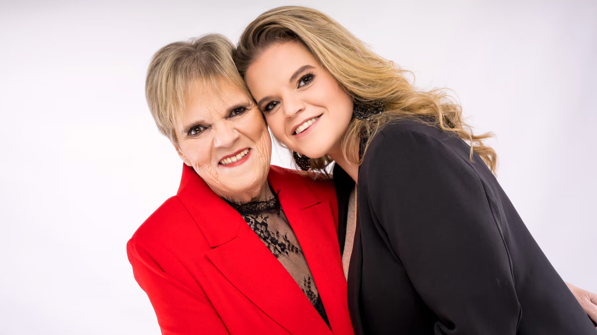Margriet Hermans en Celien Hermans poseren samen voor een portret. Celien brengt tijdens Tien Om Te Zien Back To The 90's in de AFAS Dome een muzikaal eerbetoon aan haar moeder.