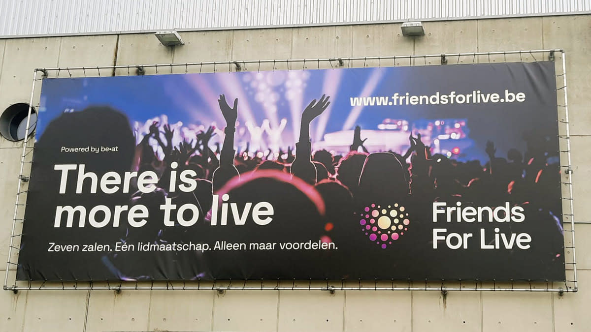 Cette grande bannière était accrochée sur la façade de la Trixxo Arena pour promouvoir Friends for Live.