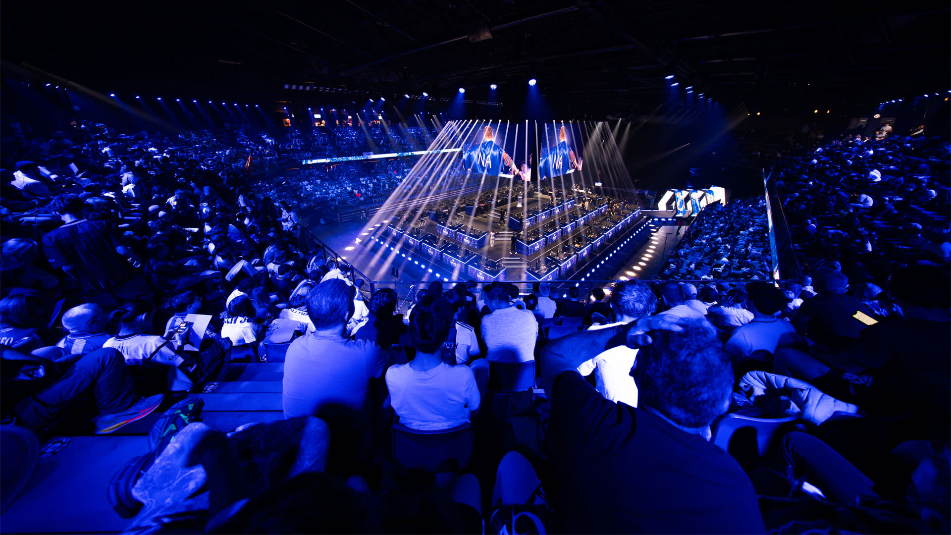  Overzicht van de Lotto Arena tijdens de Fortnite Global Championship 2026, met een indrukwekkende esportsopstelling, grote LED-schermen, blauwe lichteffecten en duizenden fans op de tribunes.