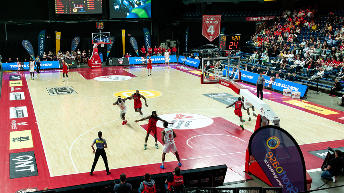 Het team van Windrose Giants Antwerp op het basketbalterrein in de Lotto Arena.