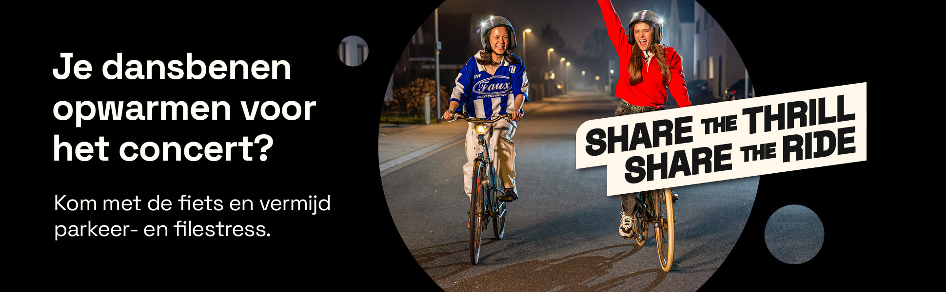 Banner van de campagne ‘Share the thrill, share the ride’ met twee vrolijke vrouwen die ’s avonds fietsen door een straat. Over de foto staat het campagnelogo "Share the thrill, Share the ride".