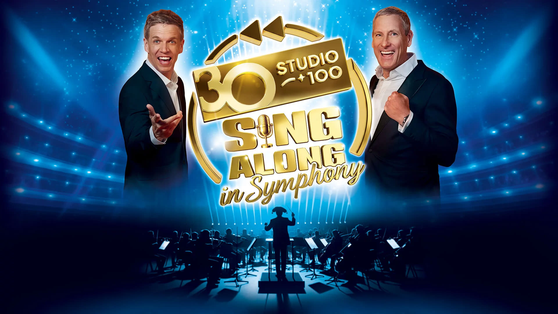 James Cooke en Gert Verhulst naast het gouden logo van ‘Studio 100 SingAlong in Symphony’, tegen een blauwe concertachtergrond met een symfonisch orkest en dirigent.