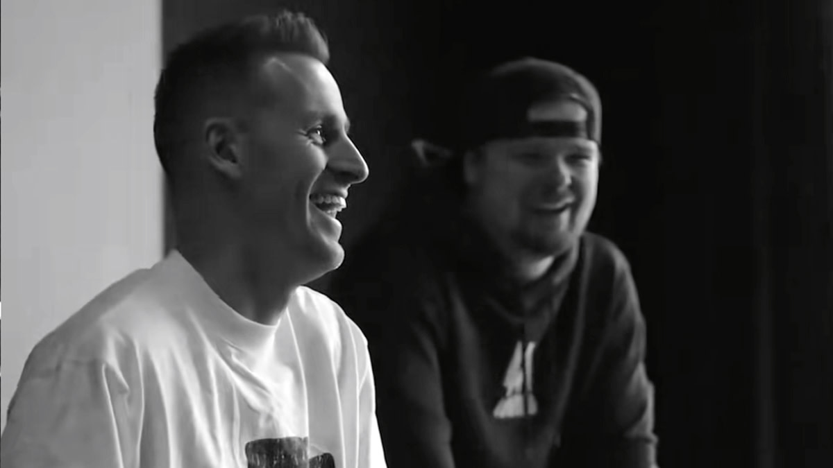 2 leden van FOUR OF A KIND lachend op de foto.