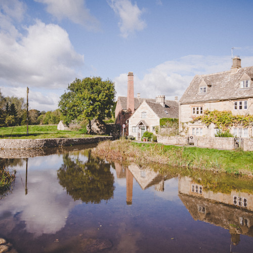 A typical scene of Cotswolds cottages and waters