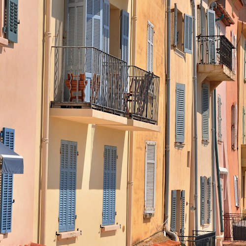 Façades de maisons avec balcon