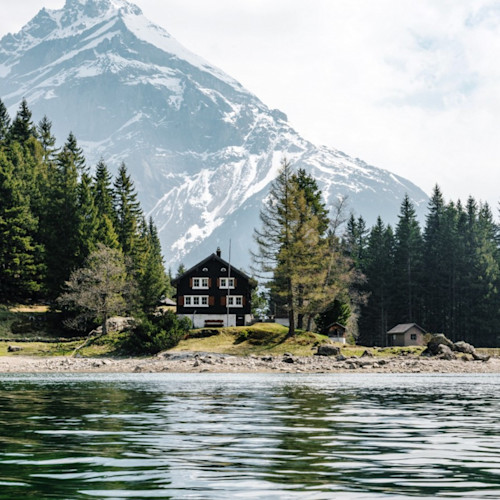 Chalet dans les bois près d'un lac