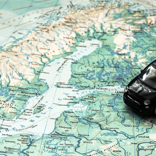 Petite voiture sur carte de l'Europe