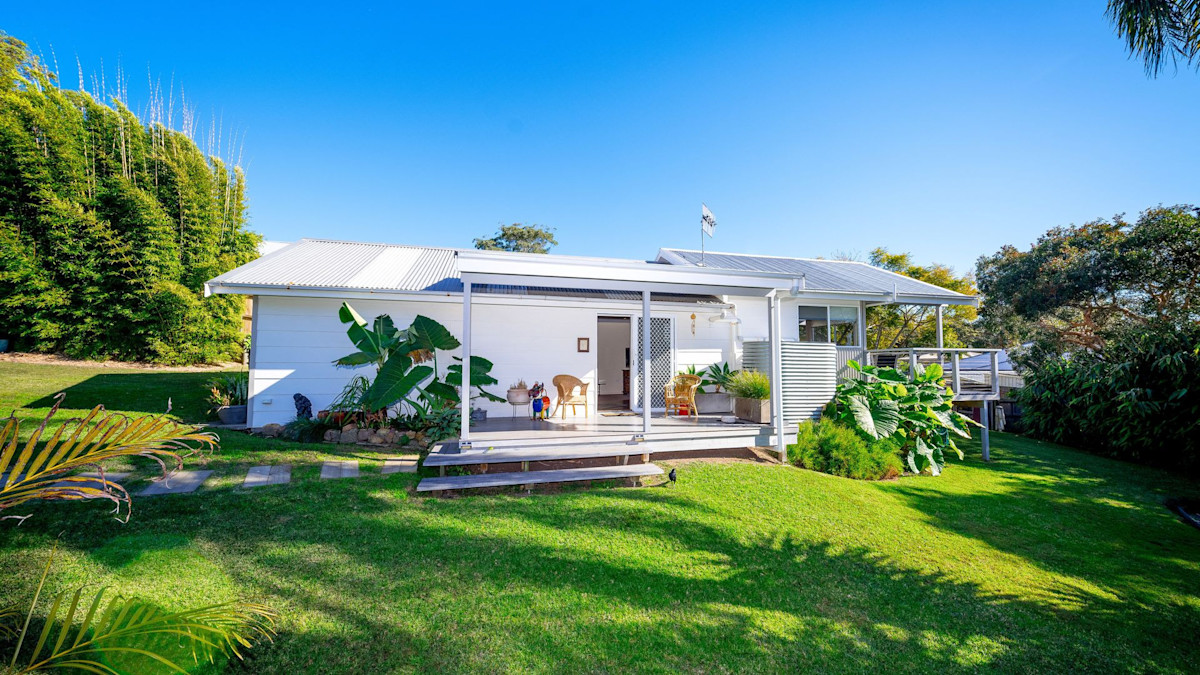 Relax in large group in NSW Stayz